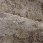 TEXTIL HATÁSÚ LUXUSTAPÉTA ERDEI NÖVÉNYZET MINTÁVAL BÉZS SZÍNEIBEN
