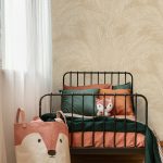TEXTIL HATÁSÚ LUXUSTAPÉTA HÍMZETT HATÁSÚ LEVÉL MINTÁVAL KRÉM SZÍNBEN