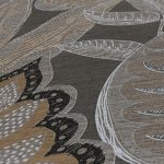 TEXTILHATÁSÚ TAPÉTA KÜLÖNBÖZŐ EGZOTIKUS LEVELEKKEL BARNA ALAPON