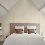 BAUHAUS, GEOMETRIKUS TAPÉTA, EZÜST MINTÁVAL, BÉZS ALAPON