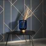 BAUHAUS, GEOMETRIKUS TAPÉTA, ARANY MINTÁVAL, SÖTÉTKÉK ALAPON