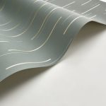 BAUHAUS, ELEGÁNS TAPÉTA FÜGGŐLEGES ARANY VONALAKKAL ZÖLD SZÍNBEN