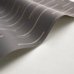 BAUHAUS, ELEGÁNS TAPÉTA FÜGGŐLEGES ARANY VONALAKKAL FEKETE SZÍNBEN