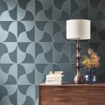 BAUHAUS, GEOMETRIKUS TAPÉTA, ARANY VONALÚ, FÉNYES KÉK MINTÁVAL SÖTÉTKÉK ALAPON