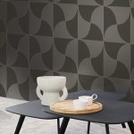 BAUHAUS, GEOMETRIKUS TAPÉTA, ARANY VONALÚ, FÉNYES TAUPE MINTÁVAL FEKETE ALAPON