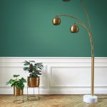 BAUHAUS, GEOMETRIKUS TAPÉTA, FÉNYES KÉK HEXA MINTÁVAL, ZÖLD ALAPON