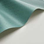 BAUHAUS, GEOMETRIKUS TAPÉTA, FÉNYES KÉK HEXA MINTÁVAL, ZÖLD ALAPON