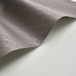 BAUHAUS, GEOMETRIKUS TAPÉTA, FÉNYES BARNA HEXA MINTÁVAL SÖTÉTBARNA ALAPON