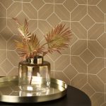 BAUHAUS TAPÉTA GEOMETRIKUS FORMÁKKAL, ARANY ÉS EZÜST MINTÁVAL KARAMELL ALAPON