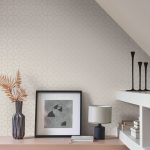 BAUHAUS TAPÉTA GEOMETRIKUS FORMÁKKAL, FEHÉR ÉS EZÜST MINTÁVAL VILÁGOSSZÜRKE ALAPON