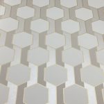 ELEGÁNS , HATSZÖG MINTÁS DESIGN TAPÉTA, FEKETE , BÉZS SZÍNBEN , ARANY RÉSZLETEKKEL