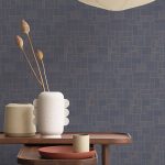 DINAMIKUS, GEOMETRIKUS, MOZAIK TAPÉTA KÉK ALAPON ROSEGOLD MINTÁVAL