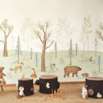 MESÉS ERDEI JELENETET ÁBRÁZOLÓ PANORÁMA TAPÉTA, ŐZIKÉVEL , RÓKÁVAL ÉS MEDVÉVEL , 4 méter széles
