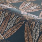 EGYIPTOMI IHLETÉSŰ NÖVÉNYMINTÁS LUXUSTAPÉTA SÖTÉTKÉK ALAPON BARNA BRONZ SZÍNBEN