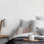 BÁJOS MOSÓMEDVE MINTÁS TAPÉTA FEHÉR ALAPON