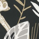 MADAGASZKÁRI HANGULATÚ TAPÉTA MAJMOKKAL, BÉZS SZÜRKE NÖVÉNYEKKEL FEKETE ALAPON