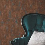 BETON HATÁSÚ, MODERN TAPÉTA BRONZ SZÍNBEN KÉK MINTÁVAL