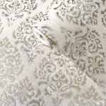 KLASSZIKUS TAPÉTA, ARANY MINTÁKKAL ELEGÁNS, KISSÉ FÉNYES EKRÜ ALAPON