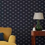 GEOMETRIKUS MÉH MINTÁS TAPÉTA SÖTÉTKÉK ALAPON