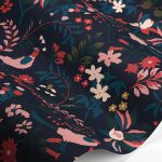 BOHÉM ROMANTIKUS TAPÉTA APRÓ SZÍNES VIRÁGOKKAL MADARAKKAL SÖTÉTKÉK ALAPON