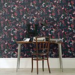 BOHÉM ROMANTIKUS TAPÉTA APRÓ SZÍNES VIRÁGOKKAL MADARAKKAL SÖTÉTKÉK ALAPON