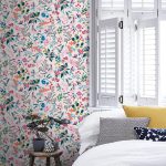 BOHÁM ROMATIKUS TAPÉTA APRÓ SZÍNES VIRÁGOKKAL MADARAKKAL VILÁGOS ALAPON