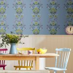BÁJOS GTAPÉTA TAVASZI MEZŐN SZORGOSKODÓ MÉHEKKEL KÉK ALAPON