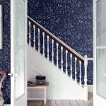 ROMANTIKUS TAPÉTA APRÓ VIRÁGOKKAL SÖTÉTKÉK ALAPON