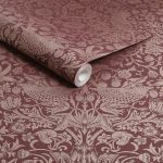 KLASSZIKUS, ANGOL MADÁR MINTÁS TAPÉTA, BURGUNDY SZÍNBEN ROSE GOLD HATÁSSAL