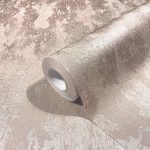 FÉNYES BETONHATÁSÚ TAPÉTA FÉMES TAUPE SZÍNBEN ENYHE LILÁS ÁRNYALATTAL