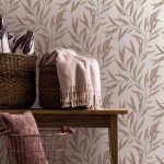 TEXTIL HATÁSÚ VINYL TAPÉTA MÁLYVÁS GYÖNGYHÁZFÉNYŰ LEVELEKKEL BÉZS ALAPON