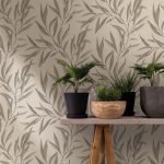 TEXTIL HATÁSÚ VINYL TAPÉTA TAUPE GYÖNGYHÁZFÉNYŰ LEVELEKKEL BÉZS ALAPON