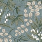 STILIZÁLT BOTANIKAI MINTÁS TAPÉTA, TEXTIL HATÁSÚ ALAPON, VILÁGOSKÉK SZÍNBEN
